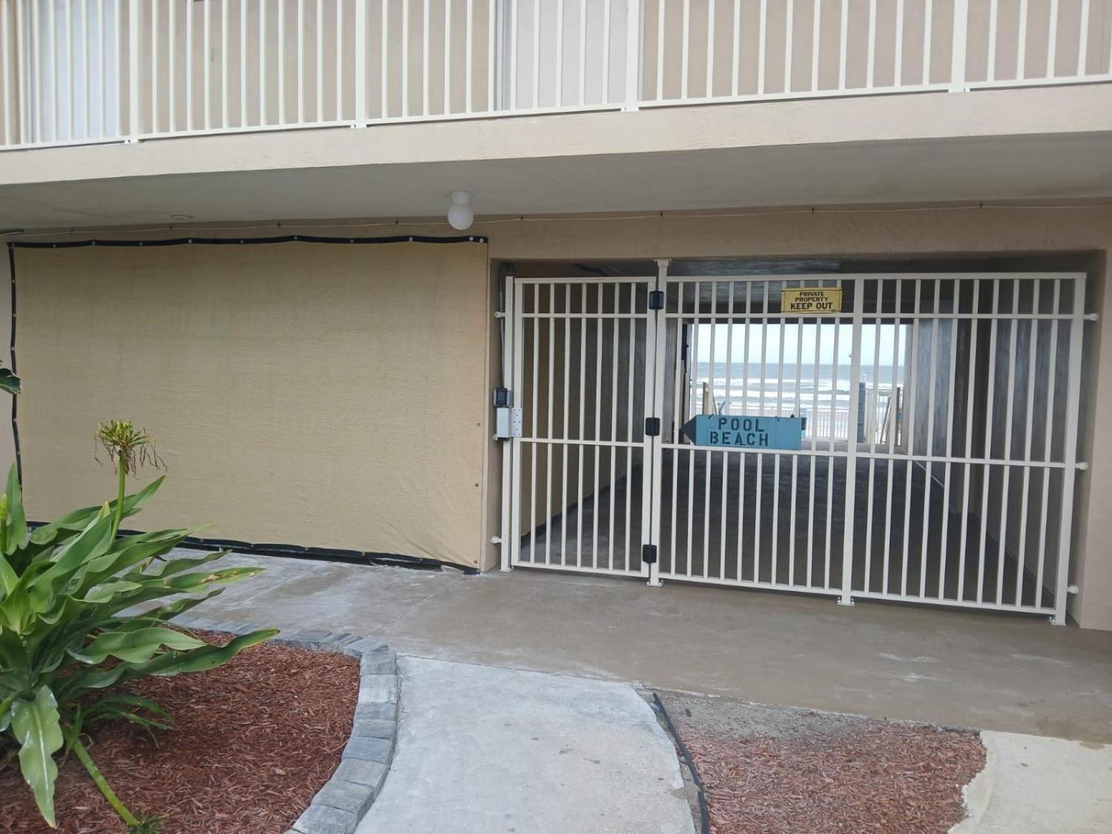 Ocean Breeze - Direct Ocean Front-Pool Is Open Apartamento Daytona Beach Exterior foto